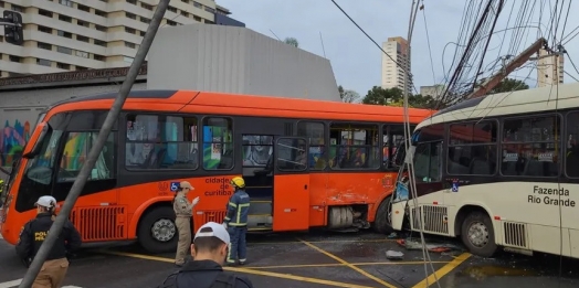 Acidente entre dois ônibus do transporte coletivo deixa mais de 40 feridos em Curitiba