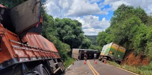 Acidente entre três caminhões e um carro deixa um ferido e interdita PR-364, em Guarapuava