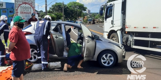 Acidente envolve caminhão e HB20 no trevo de acesso à Santa Helena