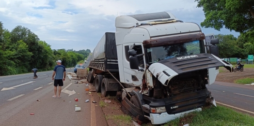 Acidente na BR-277: Carreta paraguaia atinge caminhão de reciclagem