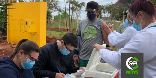 Agentes ambientais de Santa Helena recebem a primeira dose da vacina contra a Covid-19