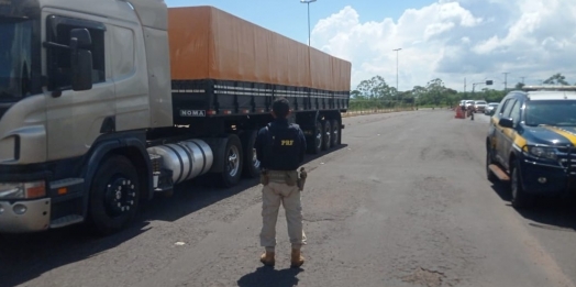 Após fuga, PRF apreende carreta carregada de cigarros em Guaíra