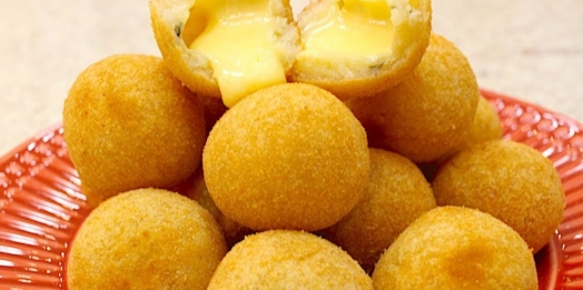 Bolinha de queijo recheada