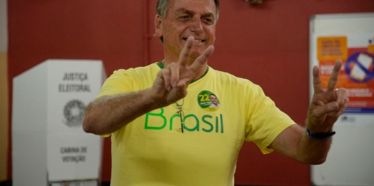 Bolsonaro diz estar confiante na vitória, após votar no Rio