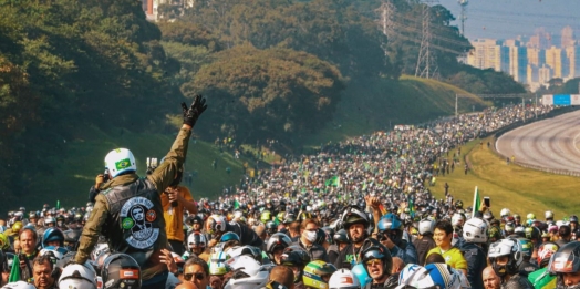 Bolsonaro participa de ato com motociclistas pelas ruas de São Paulo