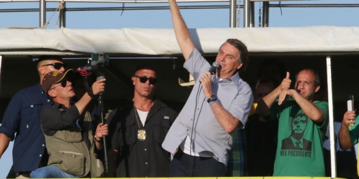 Bolsonaro participa de manifestação de agricultores e religiosos