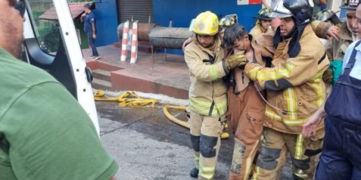 Bombeiro é resgatado após ficar preso em prédio que pegou fogo em Cidade do Leste, no Paraguai