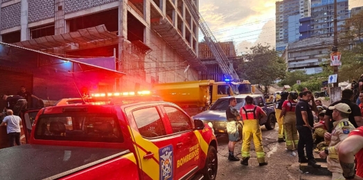 Bombeiros do Paraná ajudam a combater incêndio de grandes proporções no Paraguai