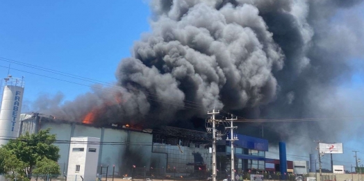 Bombeiros levaram 53 horas para controlar incêndio em empresas de Cascavel