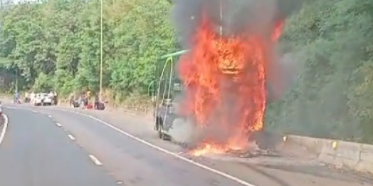 BR-277: Incêndio atinge ônibus da Princesa dos Campos em Matelândia