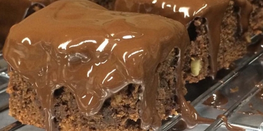 Brownie com calda de chocolate