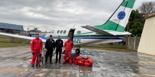 Cães farejadores e bombeiros fazem buscas em área de deslizamento no RS