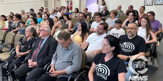 Câmara de São Miguel do Iguaçu debate orçamento, transporte escolar e presta homenagem