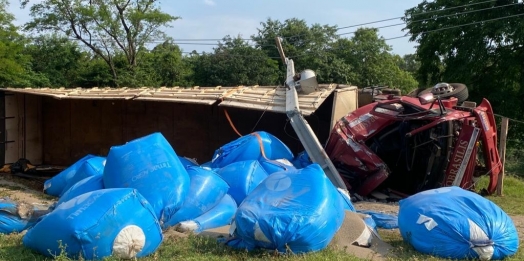 Caminhão fica destruído ao tombar no interior em Santa Helena e motorista sai ileso