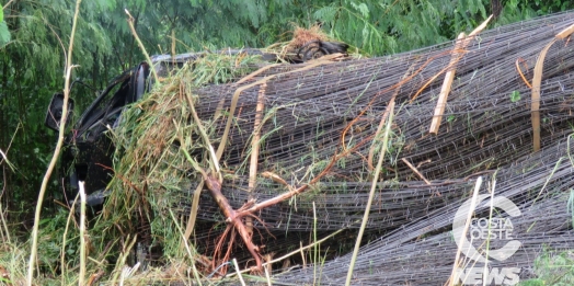 Caminhão fica destruído em acidente na Ponte Queimada entre Santa Helena e Diamante D