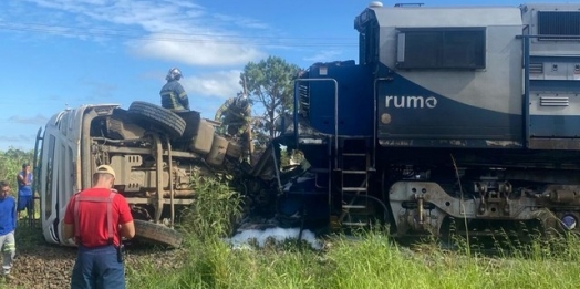 Caminhão pega fogo após bater contra trem no Paraná