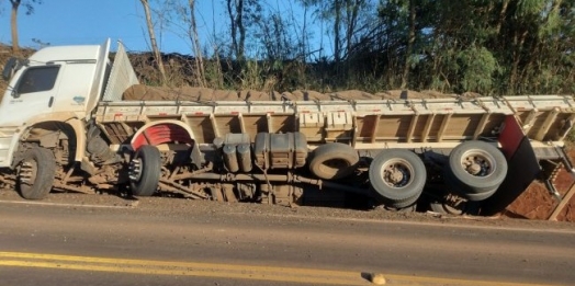 Caminhão tomba após pneu estourar na PR-495 em Missal