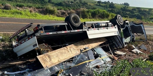 Caminhão tomba às margens da PR-488 em Diamante do Oeste e ocupantes saem ilesos