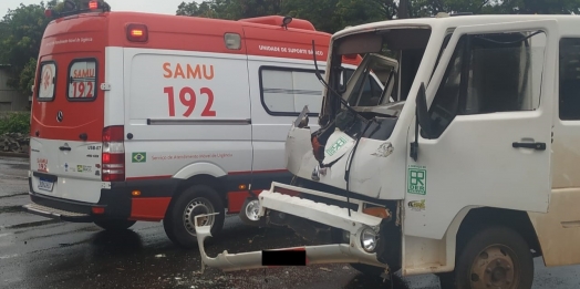 Caminhões colidem no trevo de acesso ao Porto Internacional em Santa Helena