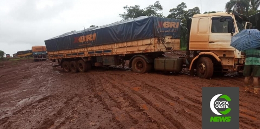 Caminhoneiros paraguaios e brasileiros enfrentam dias difíceis em Puerto Índio em períodos de chuvas