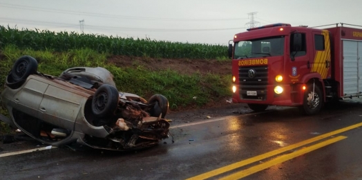 Capotamento na PR 497 deixa mulher ferida