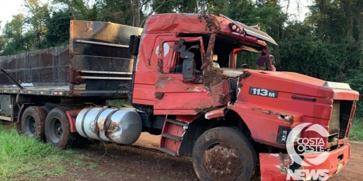 Carreta que tombou entre Santa Helena e Diamante é removida com auxílio de pá carregadeira