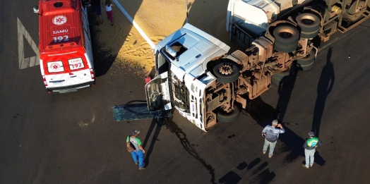 Carreta tomba no trevo do lago municipal de Missal