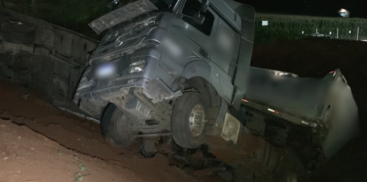 Carretas batem de frente na BR 277 em Santa Tereza do Oeste