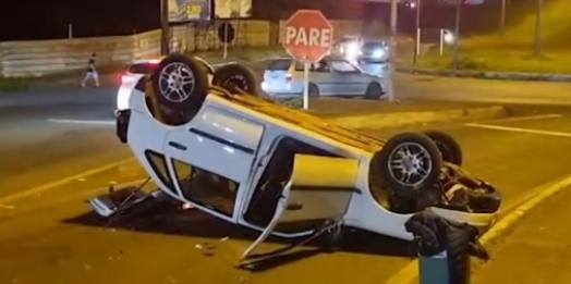 Carro capota às margens da BR-277 no Bairro XIV de Novembro