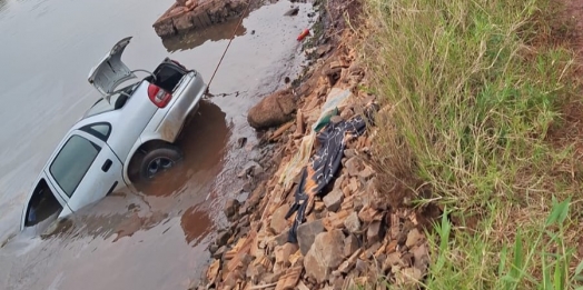 Carro de jovem desaparecido é encontrado submerso em lago