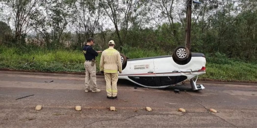 Carro de Secretaria de Saúde capota na BR-277 e cinco pessoas ficam feridas, no Paraná