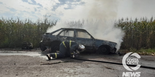 Carro fica totalmente destruído após pegar fogo, no interior de Santa Helena