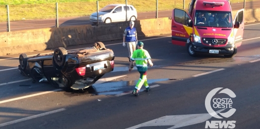 Carro ocupado por três pessoas capota na BR-277, em Medianeira