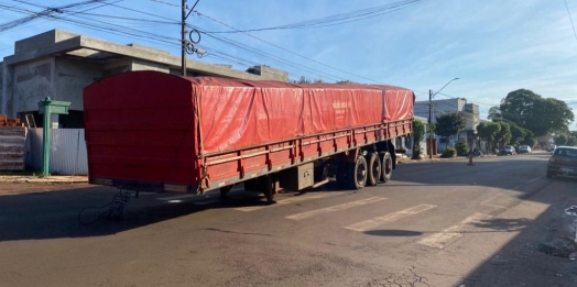 Carroceria de carreta se desprende de cavalinho e fica sobre a via em Santa Helena