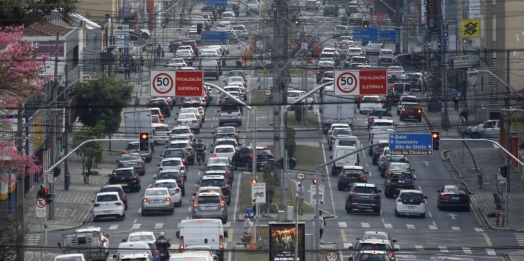 Cerca de 47% dos veículos do Paraná estão com o licenciamento irregular, afirma o Detran