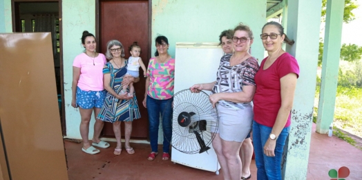 Clube de Mães de Linha Glória recebe doação do Provopar de Missal