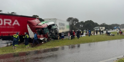 Colisão transversal na BR-277 deixa três feridos e cargas são saqueadas