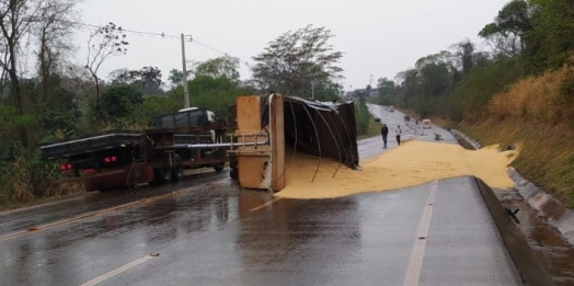 Com destino à Santa Helena, bitrem tomba na PR 467 em Vila Curvado