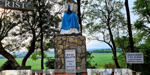 Comunidade do Morro da Salete recebe quadro da Via Sacra