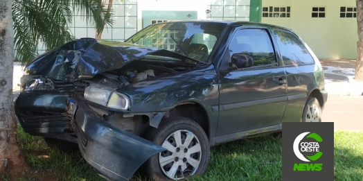 Condutor sai ileso após colidir veículo em árvore no centro de Santa Helena