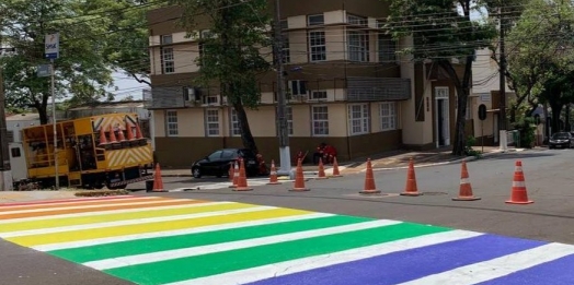 Coronel Lee aciona MP sobre faixa nas cores do arco-íris em Foz do Iguaçu