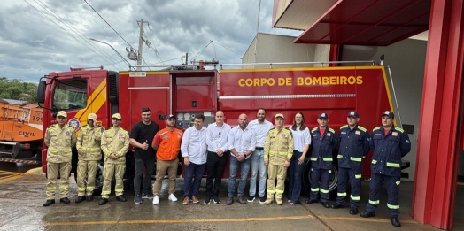 Corpo de Bombeiros e Defesa Civil de Santa Helena recebem novo caminhão ABTR