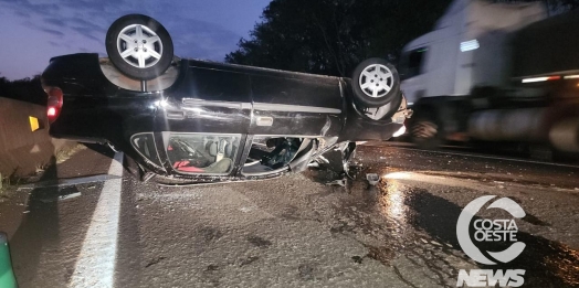 Corsa capota após colidir com carreta ba BR-277