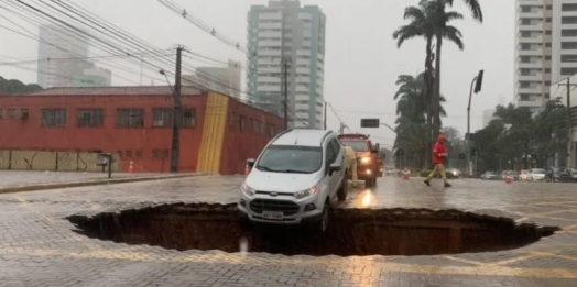 Cratera quase ‘engole’ carro no centro de Maringá