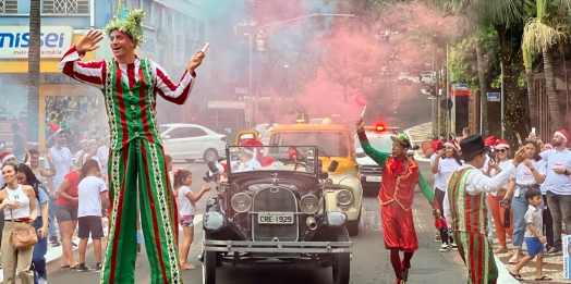 Decoração especial de Natal ilumina a Avenida Brasil em Foz