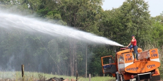 Defesa Civil combate incêndio na linha Dona Oliva, em Santa Helena