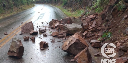 Deslizamento de pedras interdita meia pista na PR 488, em Diamante do Oeste