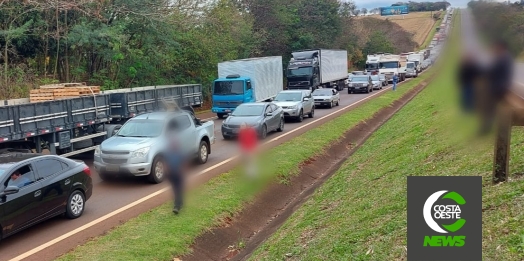 Destombamento de carreta gera fila extensa na BR-277 em São Miguel do Iguaçu