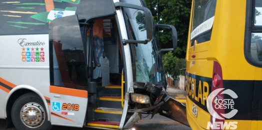 Dois ônibus se envolvem em acidente em Santa Helena