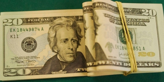 Dólar cai para R$ 5,21 e fecha no menor valor em duas semanas